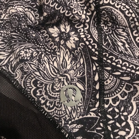 Lululemon Hotty Hot Shorts Size 10 - Picture 4 of 6